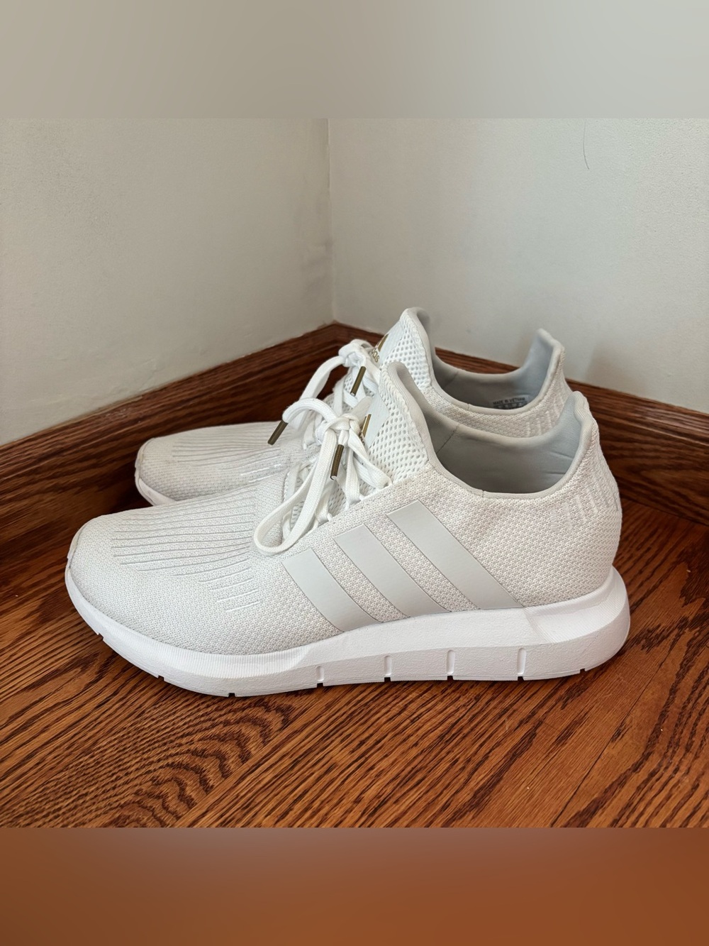 Adidas Women's Swift Run Tennis Shoes/Sneaker 1.0 EUC White Size 9.5